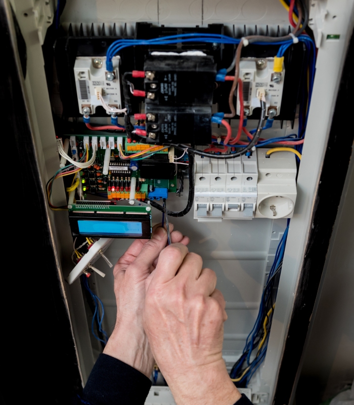 Dépannage électrique et réglage de carte de commande dans une armoire électrique professionnelle