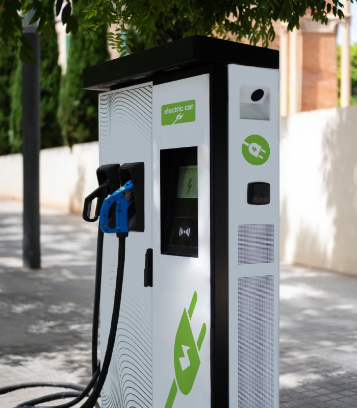 Installation de borne de recharge pour voiture électrique sur espace public par électricien professionnel